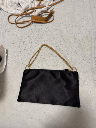 Bolso Negro con Cadena Dorada