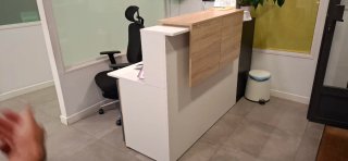 Mostrador recepción madera y blanco