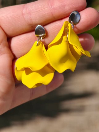 Pendientes amarillos pétalo