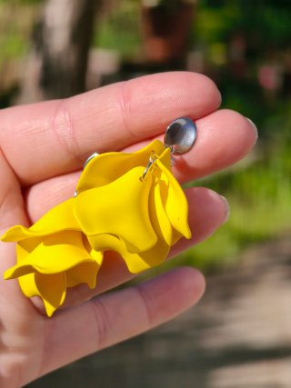 Pendientes amarillos pétalo
