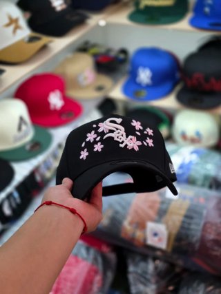Gorra Negra con Flores Rosas