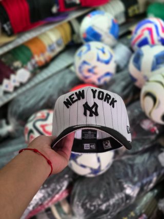 Gorra New Era Yankees Negra y Blanca