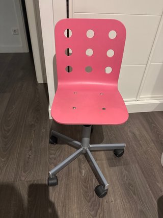 Silla Ikea rosa con ruedas