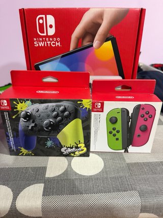 Nintendo Switch OLED Bianca con controller Pro Splatoon...