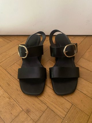 Sandalias piel negras hebilla dorada