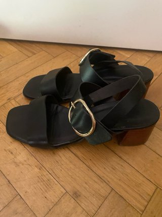Sandalias piel negras hebilla dorada