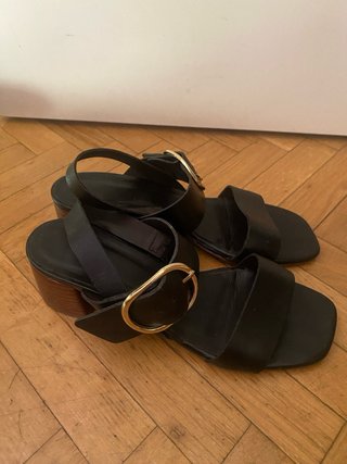 Sandalias piel negras hebilla dorada