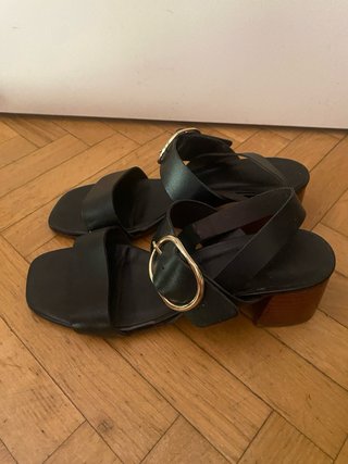 Sandalias piel negras hebilla dorada