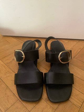 Sandalias piel negras hebilla dorada
