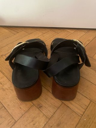 Sandalias piel negras hebilla dorada