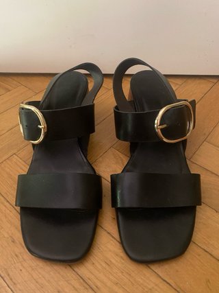Sandalias piel negras hebilla dorada