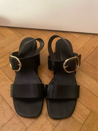 Sandalias piel negras hebilla dorada