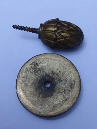 Pomello antico con piastra ,in ottone massiccio.