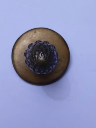 Pomello antico con piastra ,in ottone massiccio.