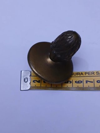Pomello antico con piastra ,in ottone massiccio.