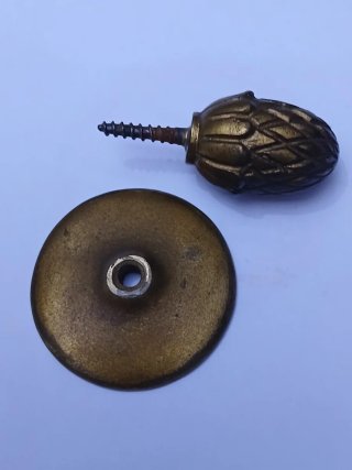 Pomello antico con piastra ,in ottone massiccio.