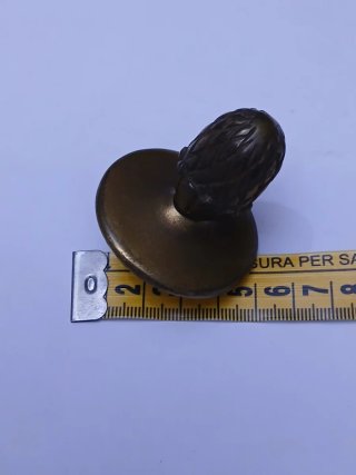 Pomello antico con piastra ,in ottone massiccio.