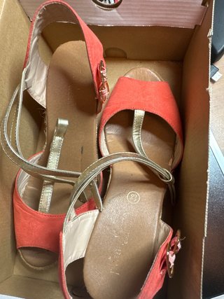 Sandalias cuña coral y doradas talla 39