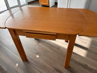 Mesa de madera y 4 sillas madera y mimbre