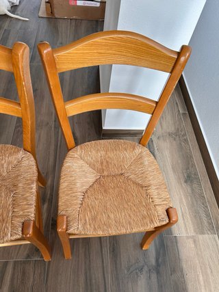 Mesa de madera y 4 sillas madera y mimbre