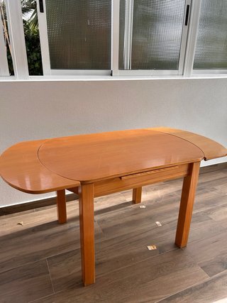 Mesa de madera y 4 sillas madera y mimbre