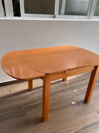 Mesa de madera y 4 sillas madera y mimbre