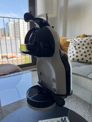 Cafetera Dolce Gusto Negra y Blanca