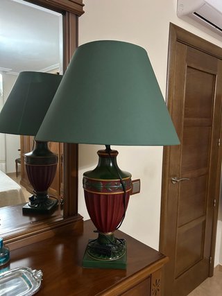 Lampada da tavolo verde e rossa