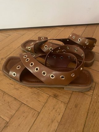 Sandalias romanas piel marrón ojales dorados
