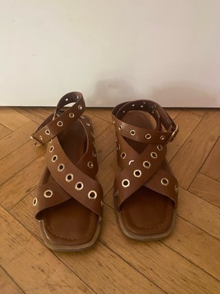 Sandalias romanas piel marrón ojales dorados