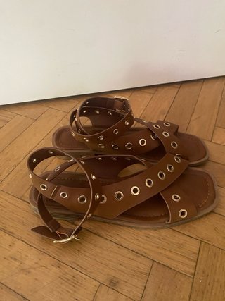 Sandalias romanas piel marrón ojales dorados