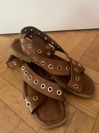 Sandalias romanas piel marrón ojales dorados