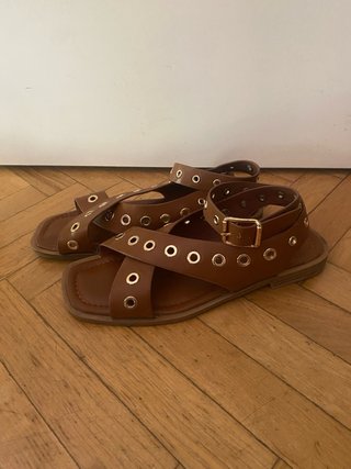 Sandalias romanas piel marrón ojales dorados