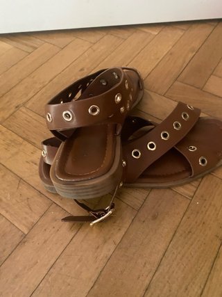 Sandalias romanas piel marrón ojales dorados