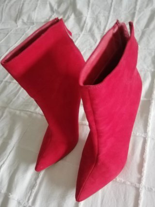 Botines rojos de tacón