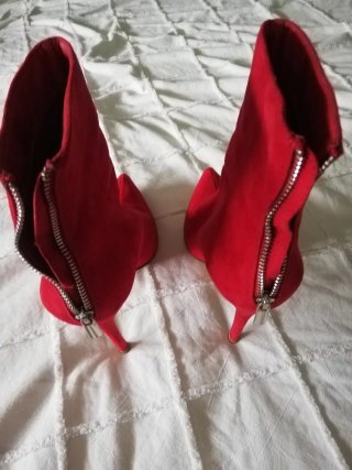 Botines rojos de tacón