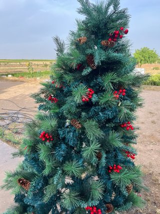 Árbol de Navidad con adornos de piñas y bolas