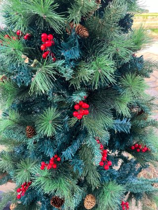 Árbol de Navidad con adornos de piñas y bolas