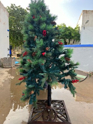 Árbol de Navidad con adornos de piñas y bolas
