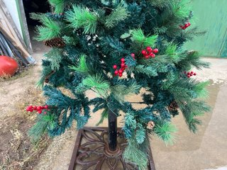Árbol de Navidad con adornos de piñas y bolas