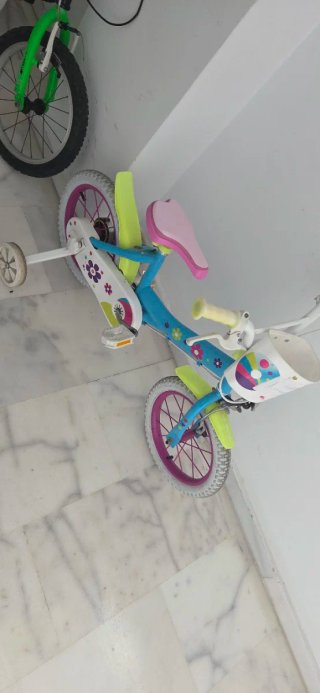 Bicicleta infantil verde e bianca