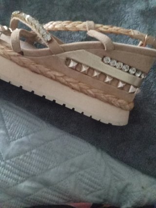 Sandalias Alma en Pena Beige y Dorado