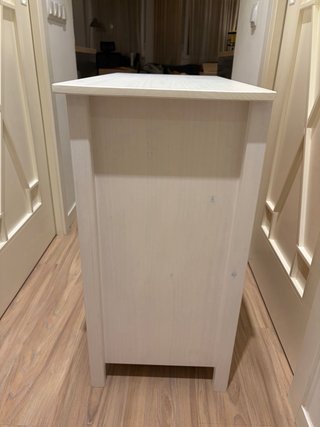 Cómoda de madera blanca