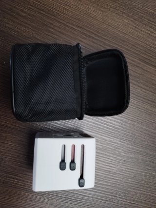 Adaptador de viaje universal con funda