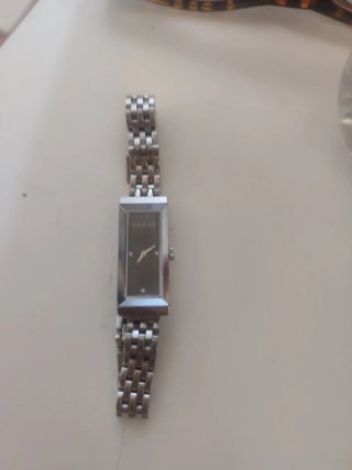 Reloj Gucci Negro y Plateado con diamantes