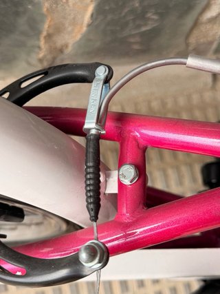 Bicicleta infantil rosa con cesta