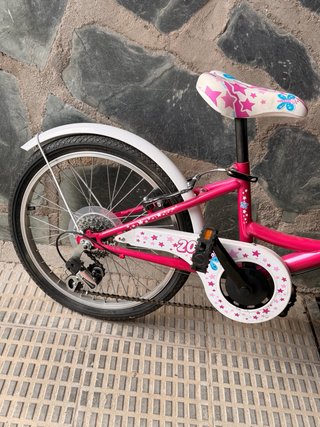 Bicicleta infantil rosa con cesta