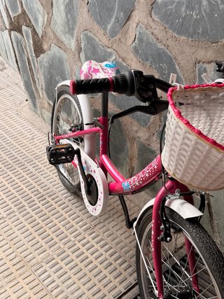 Bicicleta infantil rosa con cesta