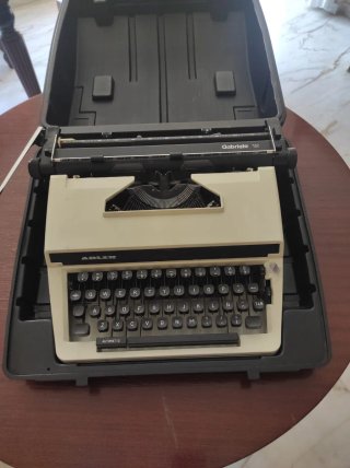 2 Máquinas de escribir Adlér Gabriele 12 Y olivett