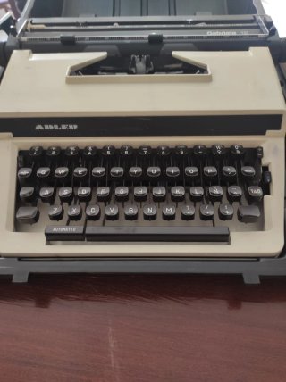 2 Máquinas de escribir Adlér Gabriele 12 Y olivett